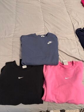 Nike Womens Crewneck Sweatshirts in Blue, Black & Pink